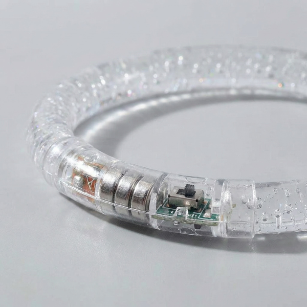 LED Leuchtarmband-Set: 12 Stück (6 Farben) - Vielseitiges Glowstick-Armband für Kinderpartys, Geburtstage, Fasching, Halloween & mehr - Perfektes Geschenk!